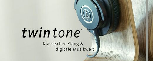 Kopfhörer auf einem Schimmel-Klavier mit TwinTone